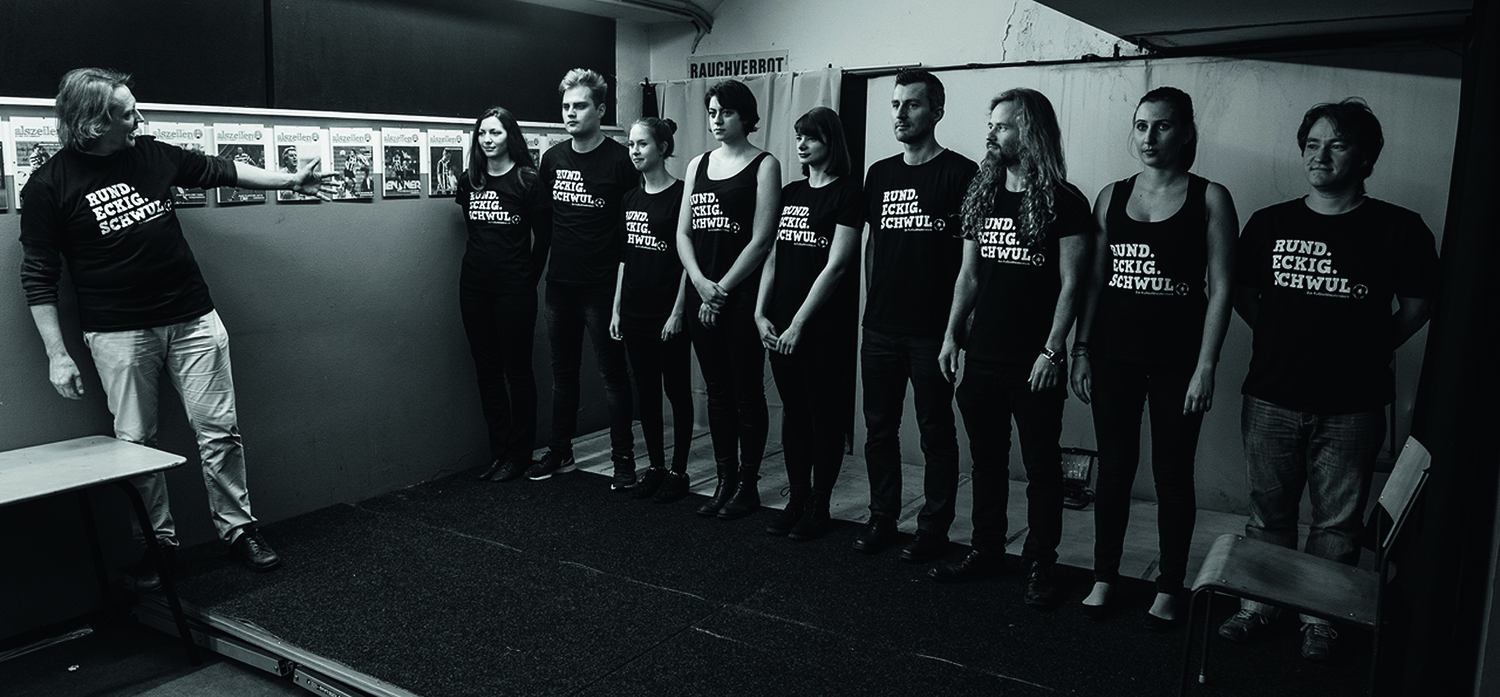 Rund. Eckig. Schwul – ein Fußballtheaterstück